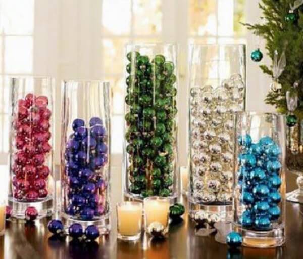 Arranjos de natal em vasos de vidro com bolas coloridas