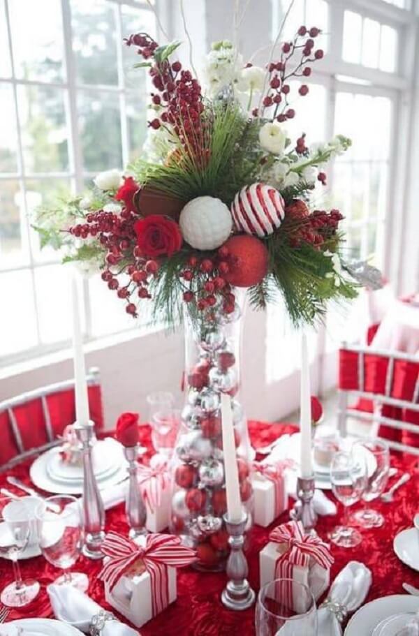 Arranjos de natal em vasos de vidro com flores e bolas prata e vermelha