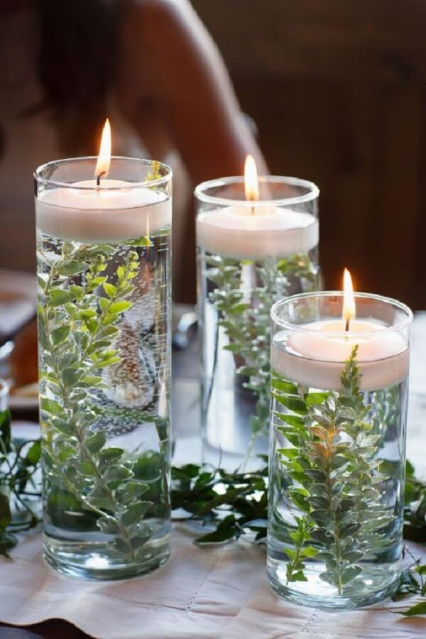 Arranjos de natal em vasos de vidro com flores para decoração rústica