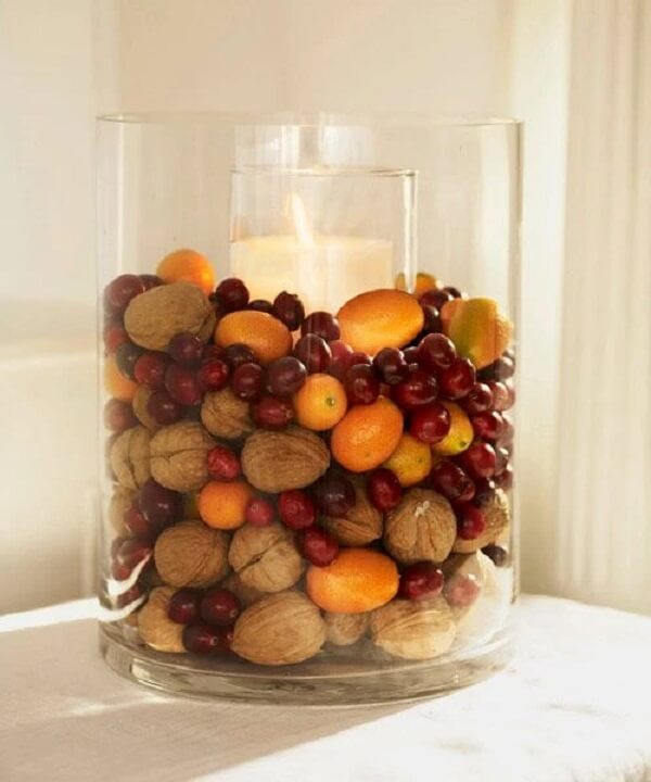 Arranjos de natal em vasos de vidro com nozes e frutas