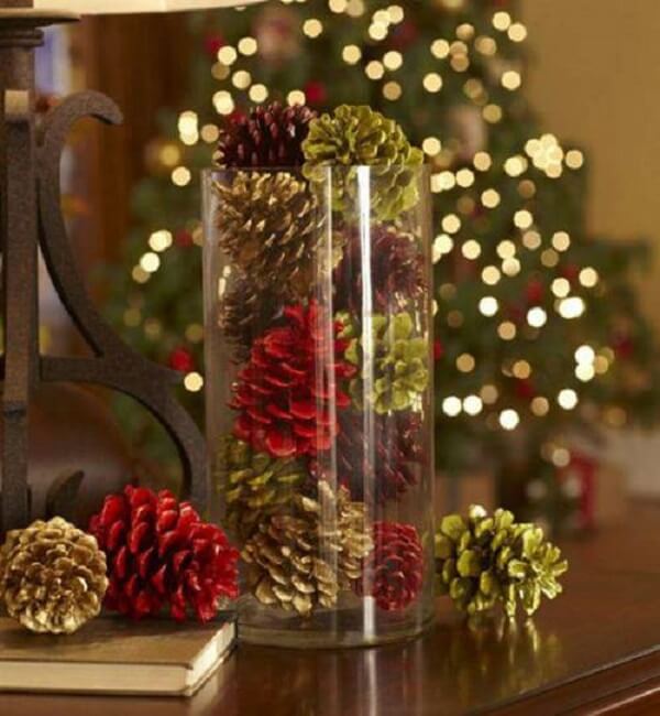 Arranjos de natal em vasos de vidro com pinhas coloridas