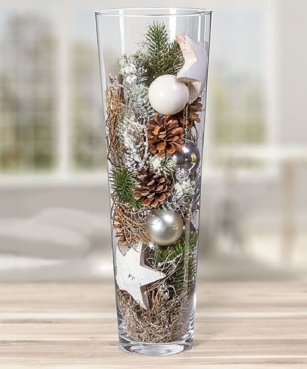 Arranjos de natal em vasos de vidro com pinhas e bolas prata