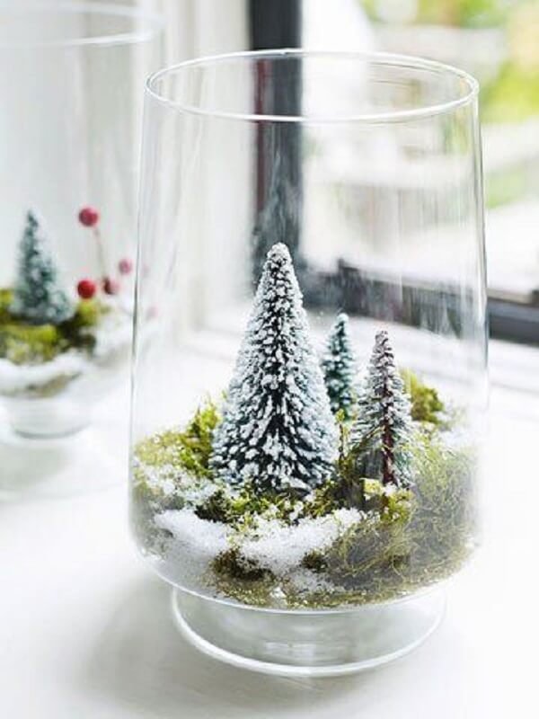 Arranjos de natal em vasos de vidro com pinheirinho