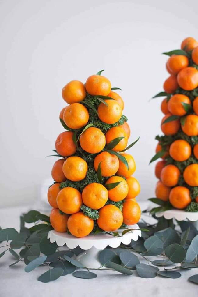 Árvore de natal com frutas em tom laranja