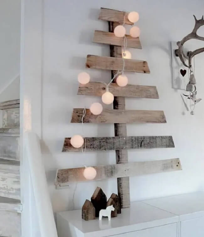 Árvore de natal de madeira feita com ripas