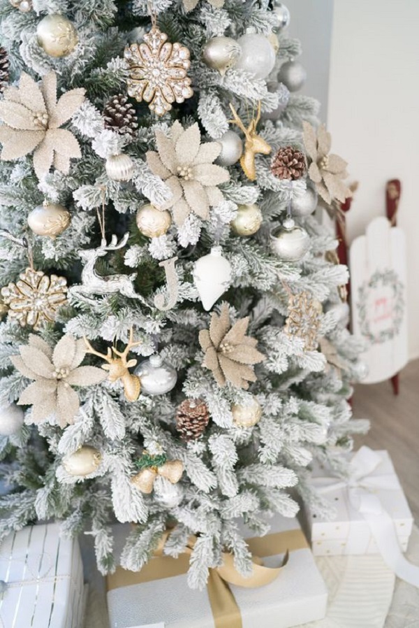 Árvore de Natal Nevada: +50 Ideias para Trazer o Encanto da Neve para Sua  Decoração