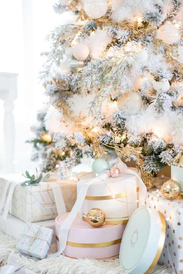 Árvore de natal nevada com luzes e enfeites charmosos