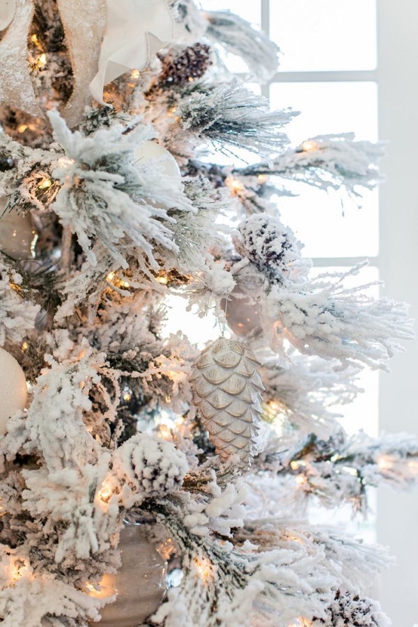 Árvore de natal nevada com pinho dourado
