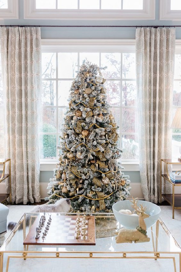 Árvore de natal nevada luxuosa para sala de estar com decoração dourada