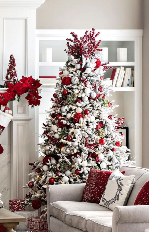 Árvore de natal nevada para decoração de sala vermelha