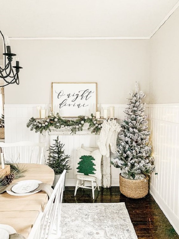Árvore de natal nevada para decoração natalina minimalista