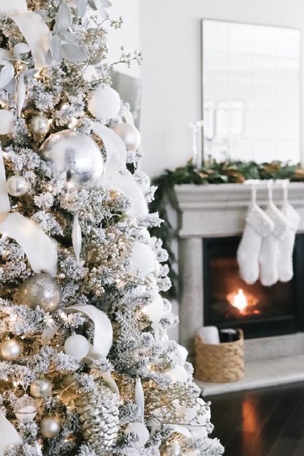 Árvore de natal nevada para sala aconchegante