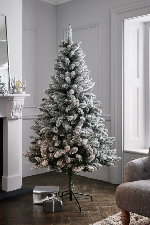 Árvore de natal nevada para sala de estar chique