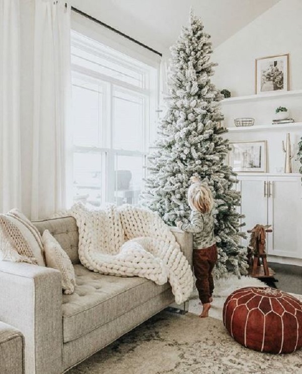 Árvore de natal nevada para sala de estar chique