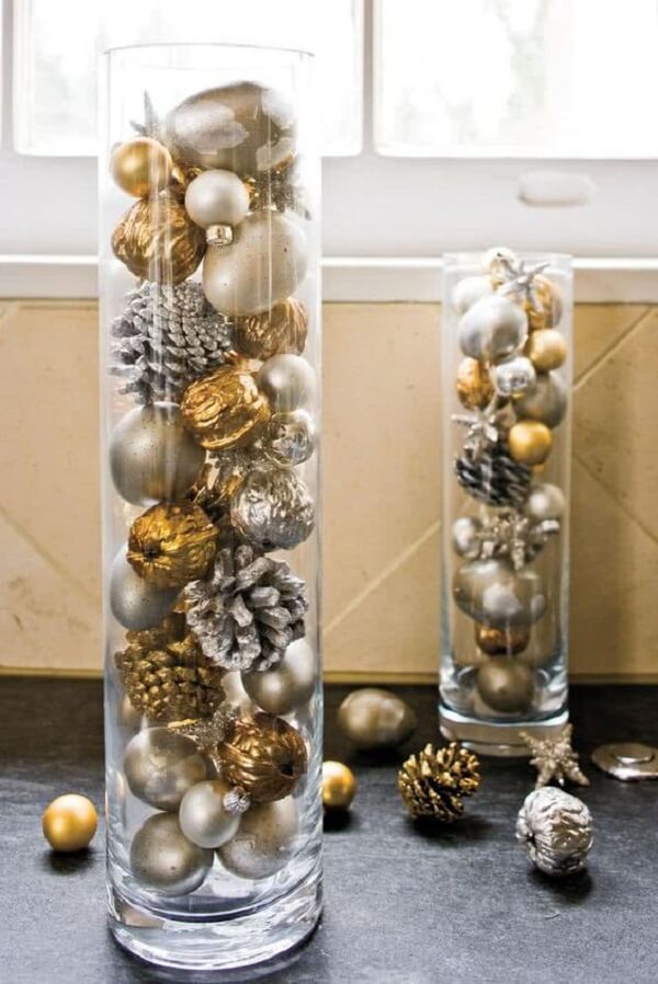 As bolas preenchem os arranjos de natal em vasos de vidro