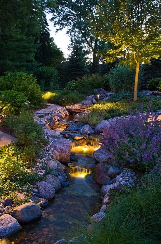 As luzes podem trazer um toque especial para os lagos ornamentais
