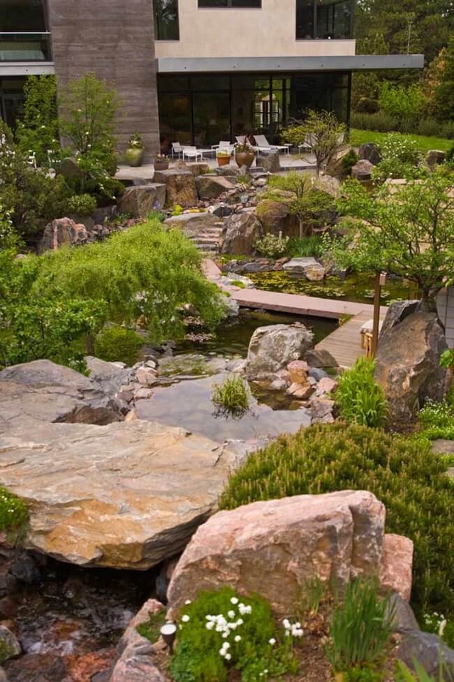 As pedras formam um lindo lago ornamental no terreno