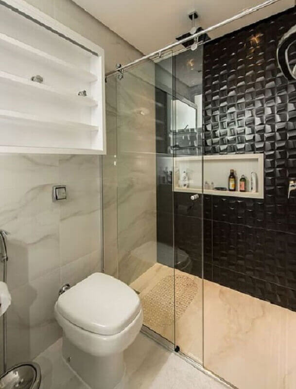 Banheiro com nicho embutido no box decorado com revestimento 3D preto 