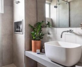 Banheiro com nicho embutido no box decorado com revestimento cinza claro Foto DT Estúdio Arquitetura