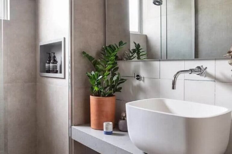 Banheiro com nicho embutido no box decorado com revestimento cinza claro Foto DT Estúdio Arquitetura