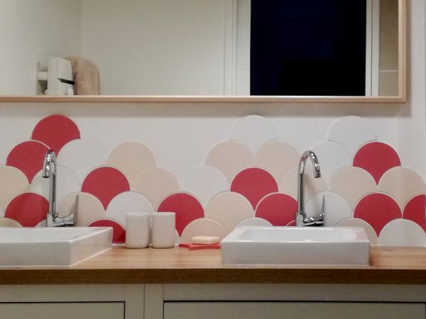 Banheiro duplo com revestimento escama de peixe rosa 