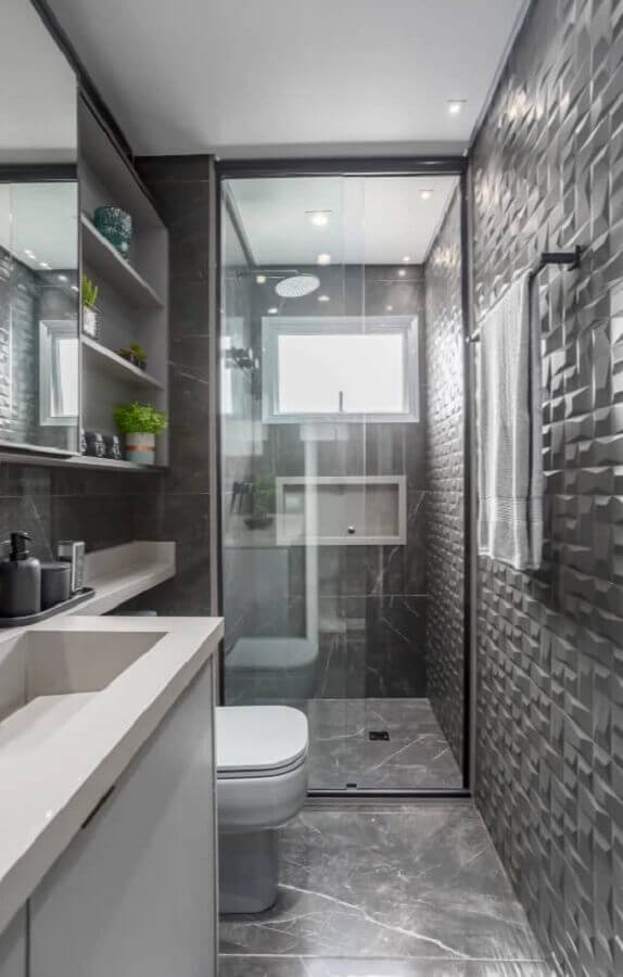 Banheiro pequeno com nicho embutido decorado com revestimento 3D 
