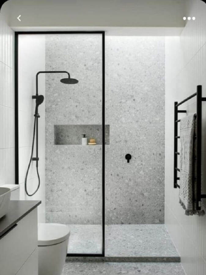 Banheiros com nichos embutidos com decoração minimalista 