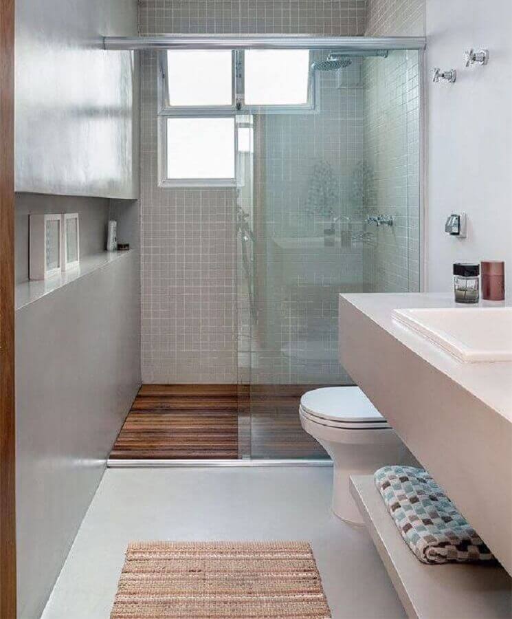 Banheiros com nichos embutidos com decoração simples