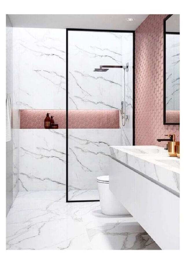 Banheiros com nichos embutidos decorado com revestimento rosa claro 