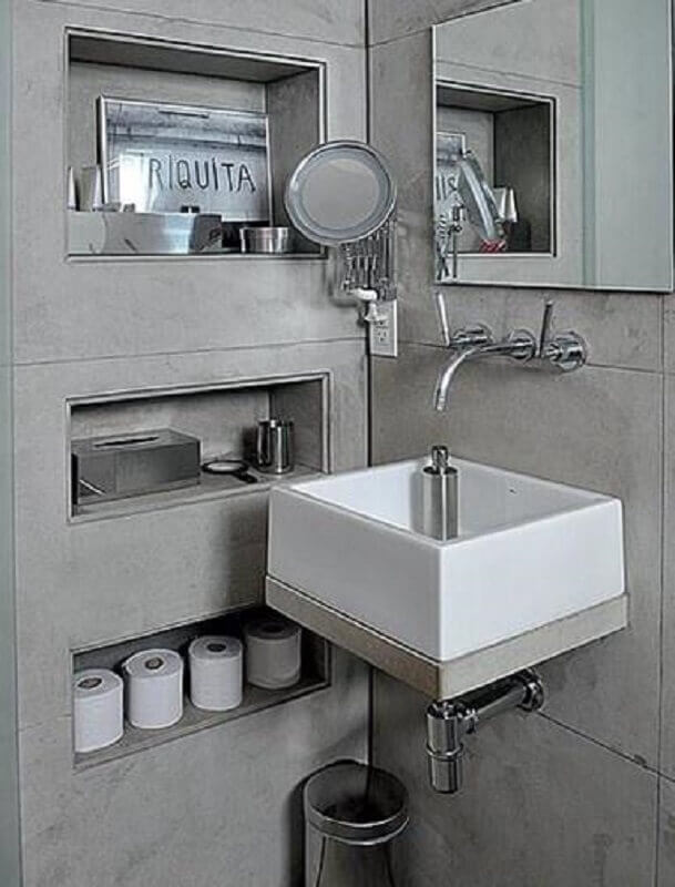 Banheiros com nichos embutidos decorados em tons de cinza 