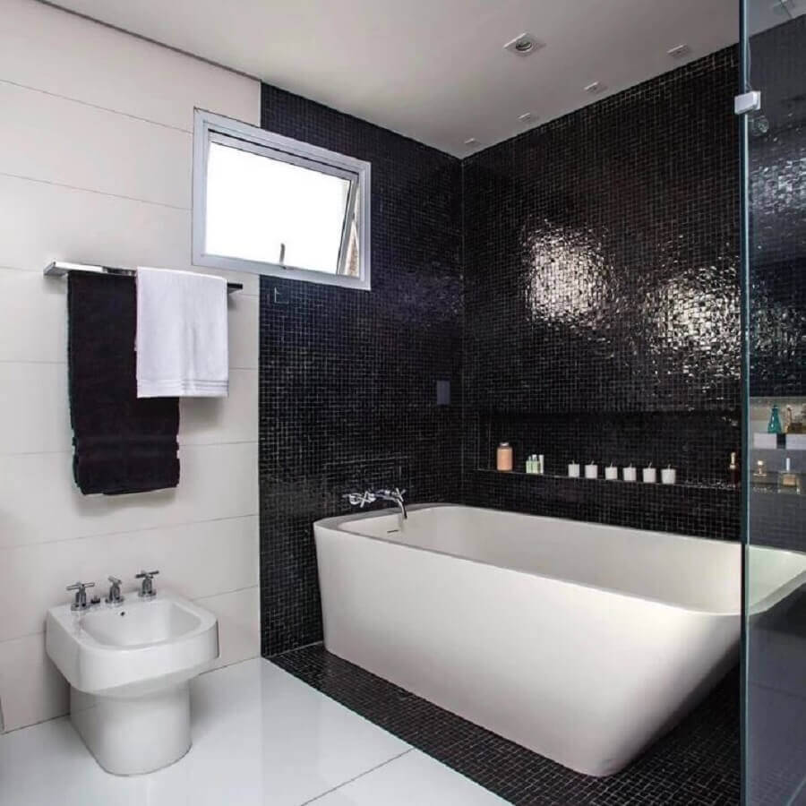 Banheiros com nichos embutidos na parede decorado com pastilha preta 