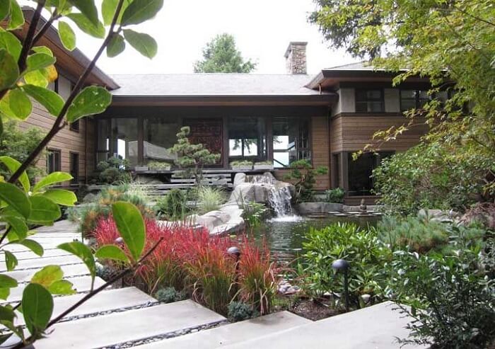 Casa de campo com lago ornamental com cascata