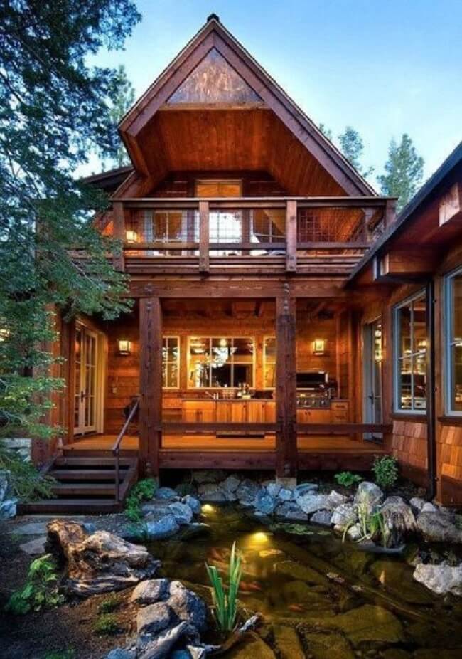 Casa de campo com lago ornamental