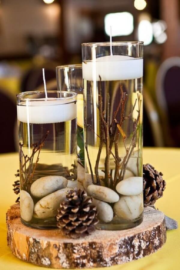 Centro de mesa com arranjos de natal em vasos de vidro