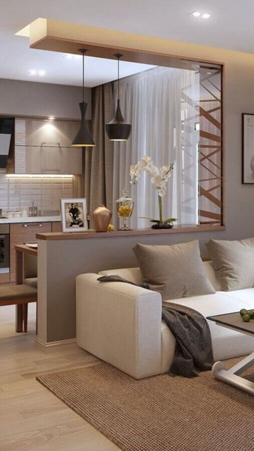 Decoração com luminária pendente e cores neutras para casa com sala e cozinha junto