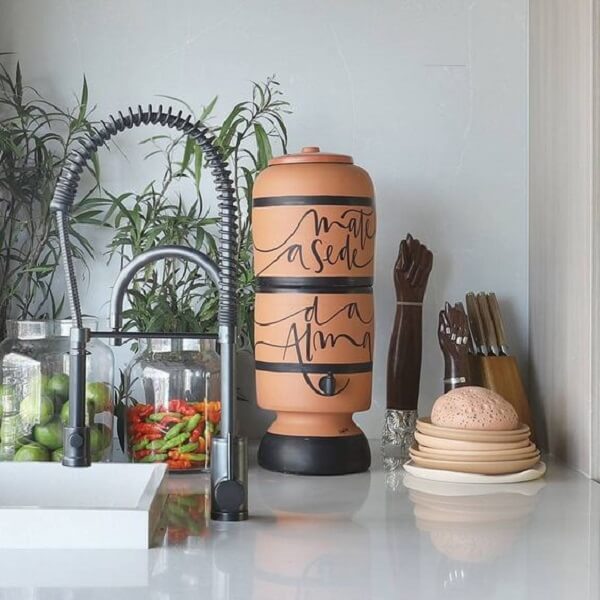 Cozinha moderna com filtro de barro decorado