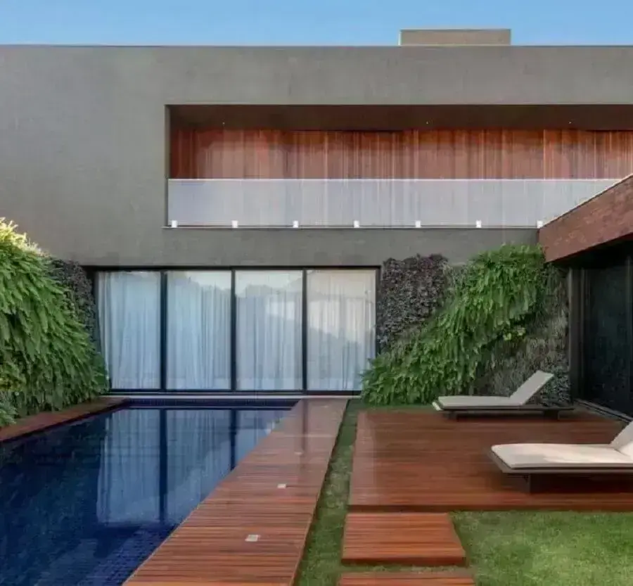 Casa moderna decorada com espreguiçadeira de piscina para deck de madeira
