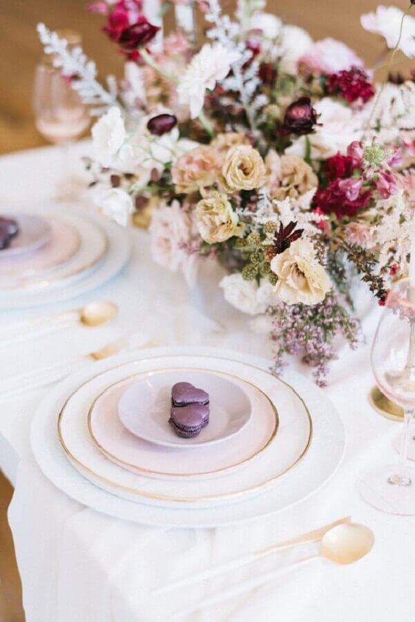 Decoração clean com arranjo de flores para mesa posta ano novo Foto 100 Layer Cake