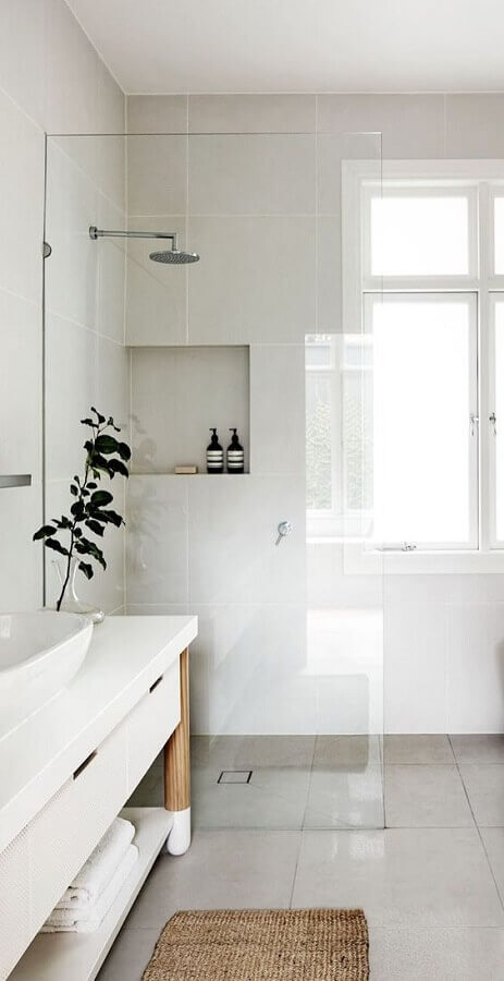 Decoração clean para banheiros com nichos embutidos todo branco 