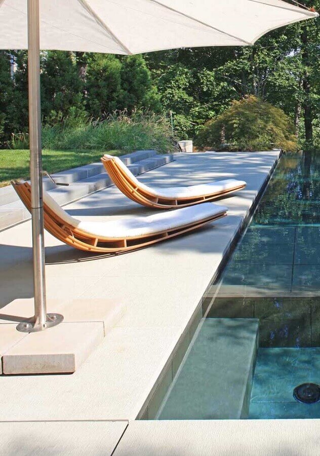 Decoração de área externa com espreguiçadeira de madeira para piscina moderna