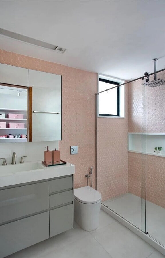 Decoração de banheiros com nichos embutidos com revestimento hexagonal rosa claro