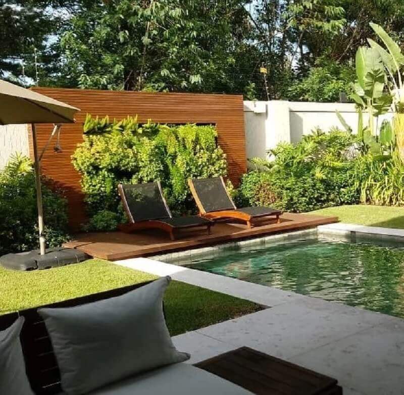 Decoração de casa com jardim e cadeira espreguiçadeira de piscina 
