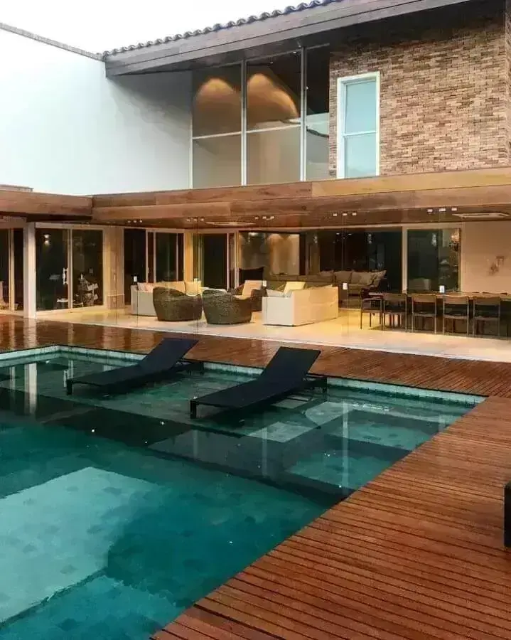 Decoração de casa moderna com deck de madeira e espreguiçadeira de alumínio piscina 