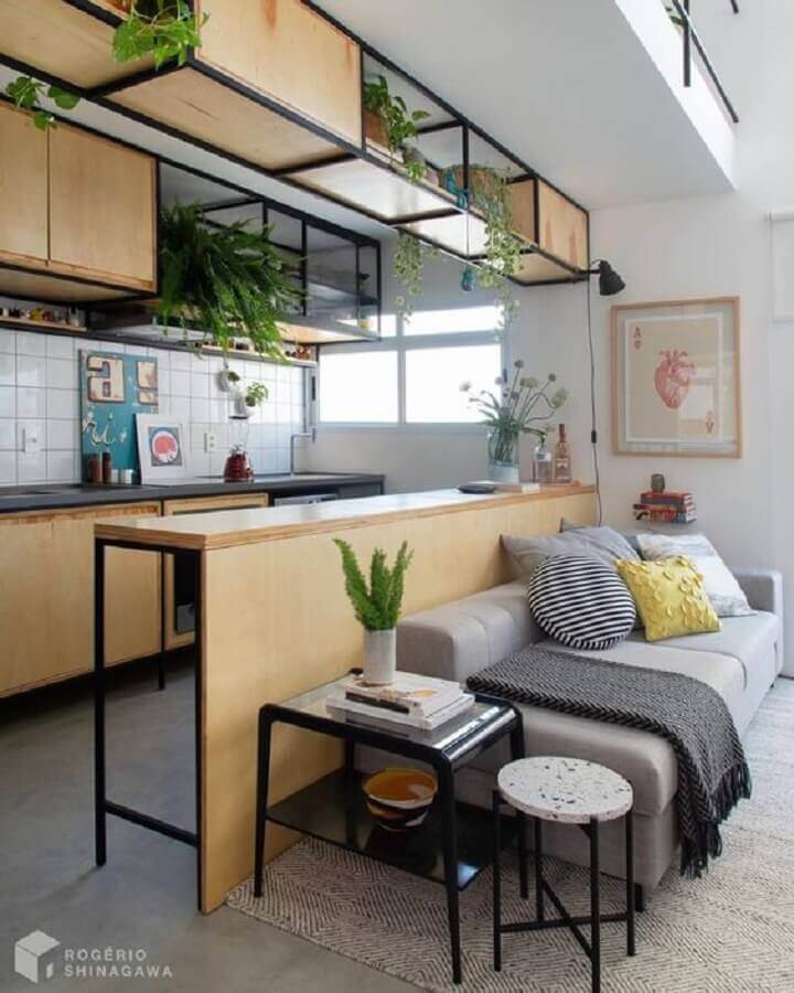 Decoração de cozinha e sala juntas com armário estilo industrial e sofa cinza Foto Rogerio Shinagawa