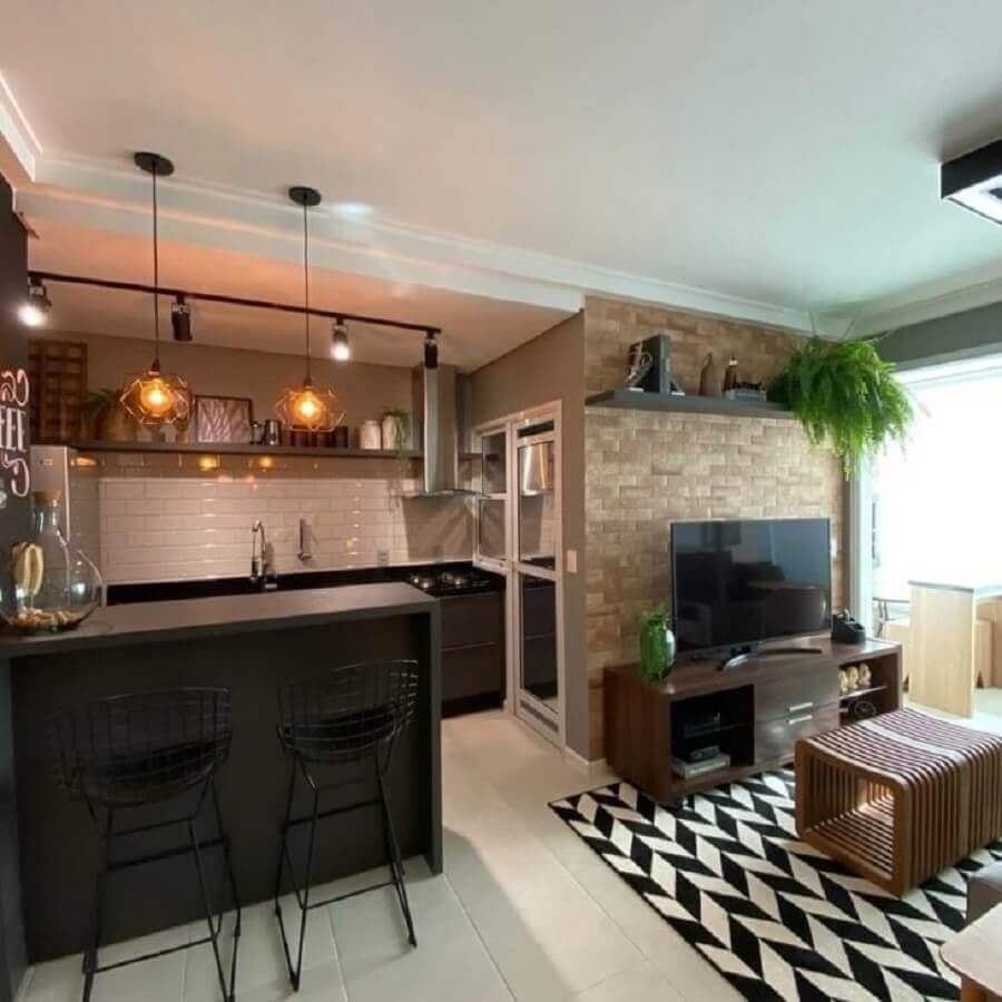 Decoração de cozinha e sala juntas com tapete preto e branco geométrico