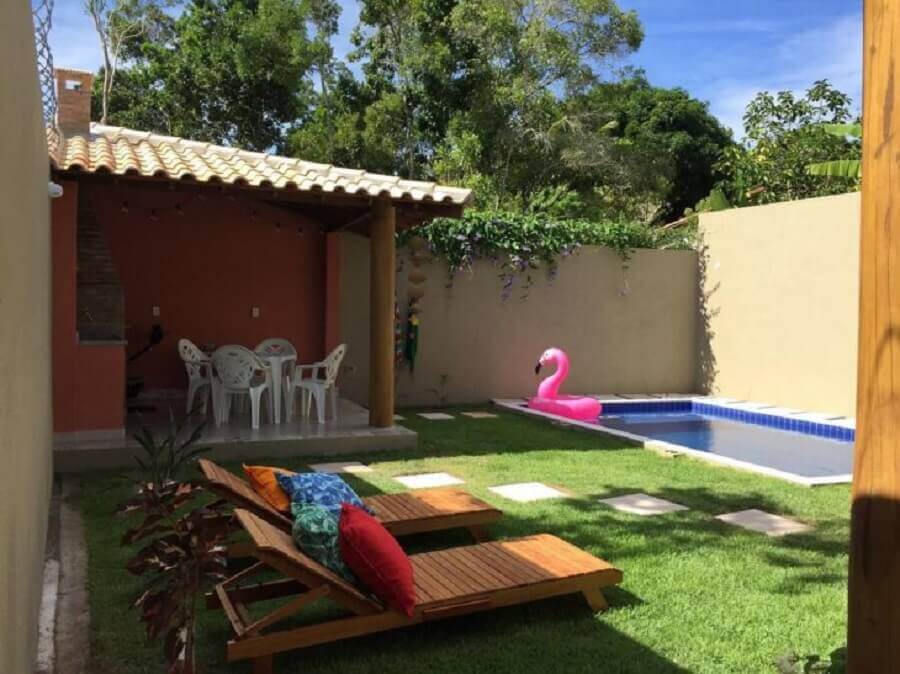 Decoração de jardim com almofada para espreguiçadeira de piscina Foto Vila Jaqueira
