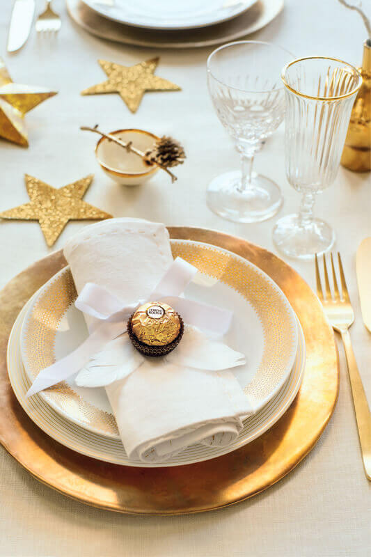 Decoração de mesa posta ano novo branca e dourada 