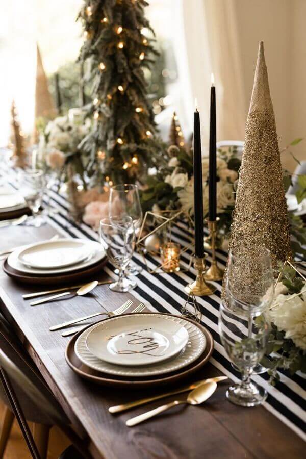 Decoração de mesa posta ano novo com detalhes em preto e dourado