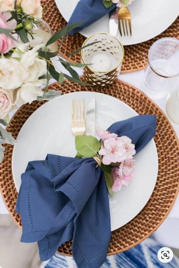 Decoração de mesa posta ano novo com sousplat rústico e guardanapo azul 