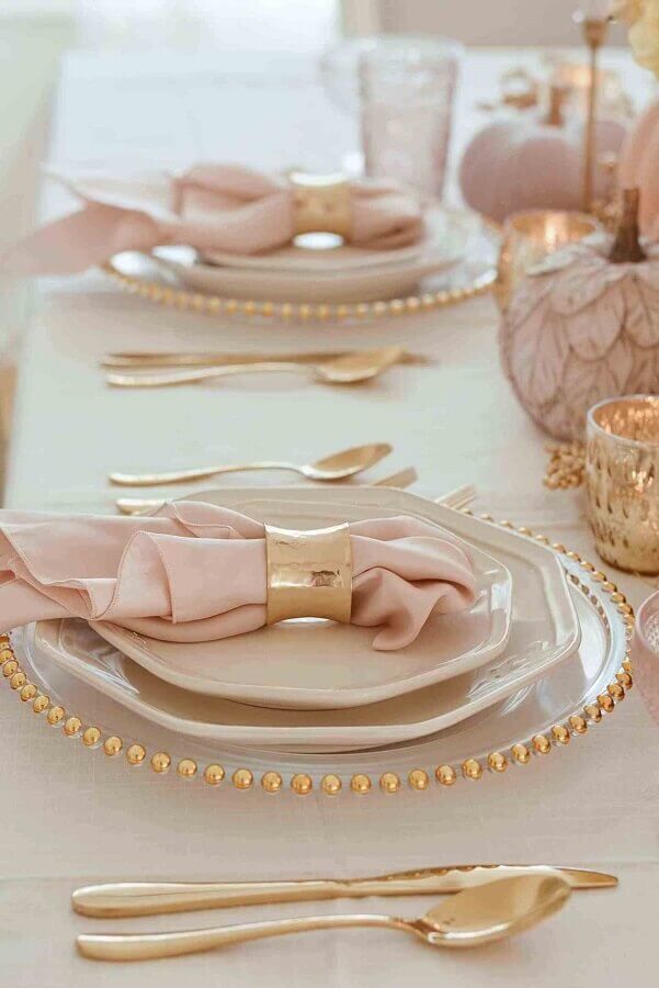 Decoração de mesa posta ano novo delicada toda branca e rosa chá com detalhes dourados